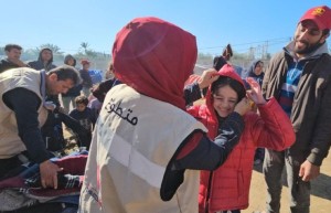 阿联酋向加沙人民分发冬衣和食物