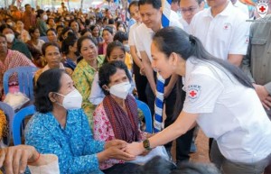 柬埔寨第一夫人率志愿医生为民众提供免费治疗