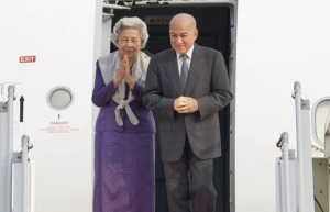 国王和太后结束在华的例行体检 昨日回国